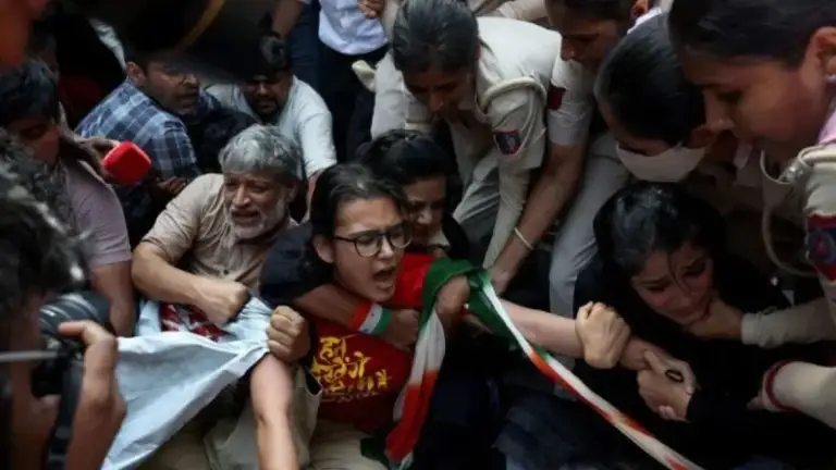 দিল্লিতে আট’ক নারী আন্দোলনকারীদের ওপর পুলিশি নি’র্যাতনের অভি’যোগ