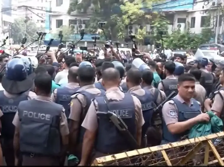 প্রশ্নফাঁসের প্রতিবাদে যুব উন্নয়ন অধিদপ্তরের সামনে বিক্ষো’ভ, ৫ দফা দাবি