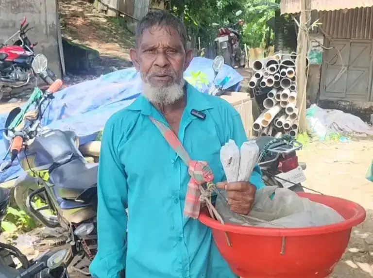 ৮০ বছর বয়সেও থামেনি জব্বারের জীবনসংগ্রাম, গলায় গামলা ঝুলিয়ে বিক্রি করেন বাদাম
