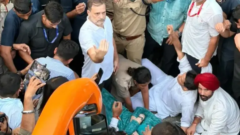 দিল্লিতে আট’ক প্রিয়াঙ্কা গান্ধী, পুলিশের বিরু’দ্ধে শারীরিক হেন’স্তার অভি’যোগ