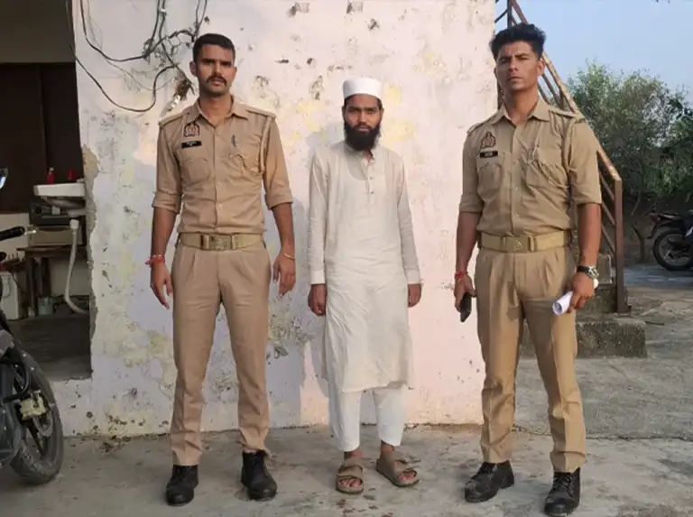 উচ্চস্বরে আজান দেওয়ার অভিযোগে ভারতে মুয়াজ্জিন গ্রে’প্তার