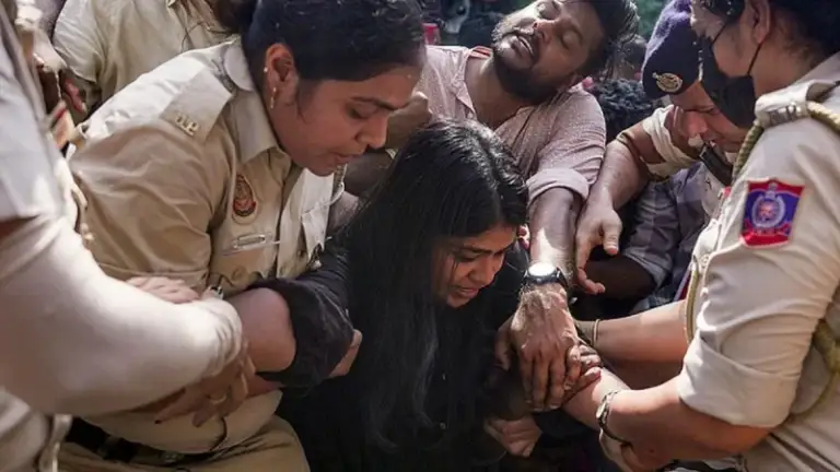 ফের উত্ত’প্ত দিল্লি, যন্তর মন্তরের পথে বি’ক্ষোভকারীদের সঙ্গে পুলিশের ধ’স্তাধ’স্তি