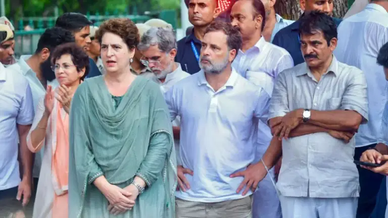 দিল্লিতে পুলিশি বাধা, আট’কের পর ছেড়ে দেওয়া হলো রাহুল-প্রিয়াঙ্কাকে