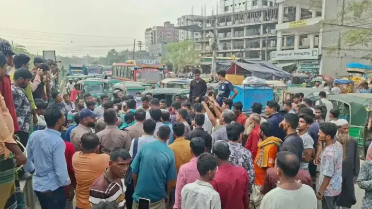 ‘আমাদের নির্ধারিত সড়কে চলতে দিন’, মোহাম্মদপুরে অটোরিকশা চালকদের বিক্ষো’ভ