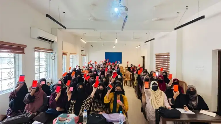 নিকাব পরা ছাত্রীকে ‘স’ন্ত্রাসী’ বলার অভিযোগে ঢাবির শিক্ষককে লাল কার্ড দেখালেন শিক্ষার্থীরা