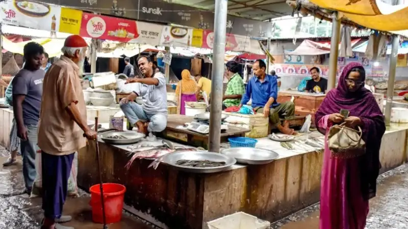 ব্যয় বাড়ছে, কমছে সঞ্চয়: চাপে সাধারণ মানুষের জীবন