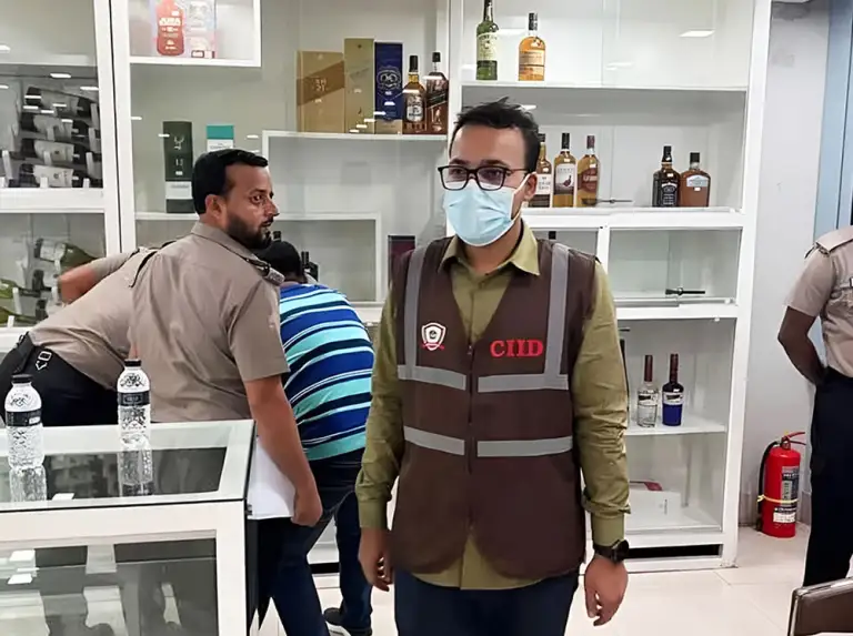 শুল্কমুক্ত ম’দ রাখার অভি’যোগ, সালমানের শ্বশুরের চার গুদামে তা’লা