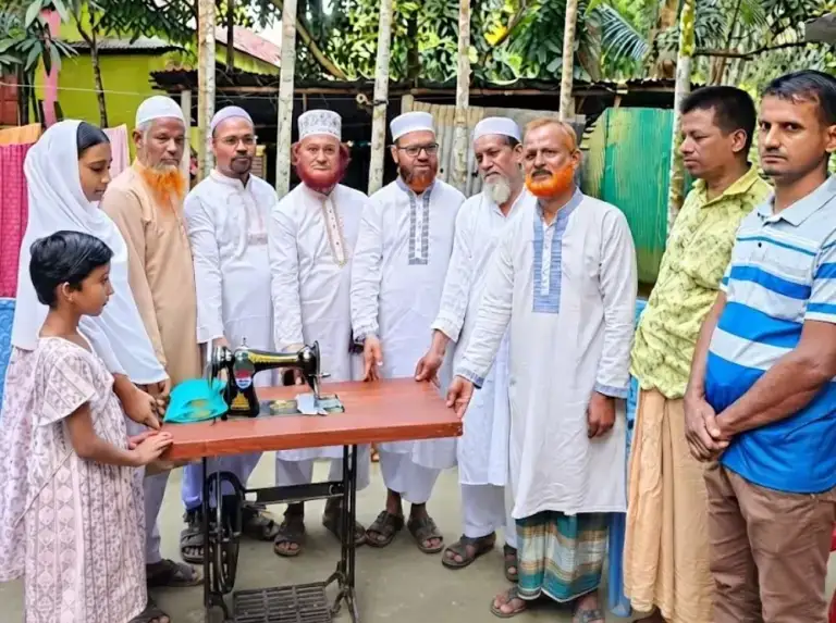 বিএনপি নেতার বিধবা স্ত্রীর পাশে জামায়াত, উপহার দিল সেলাই মেশিন