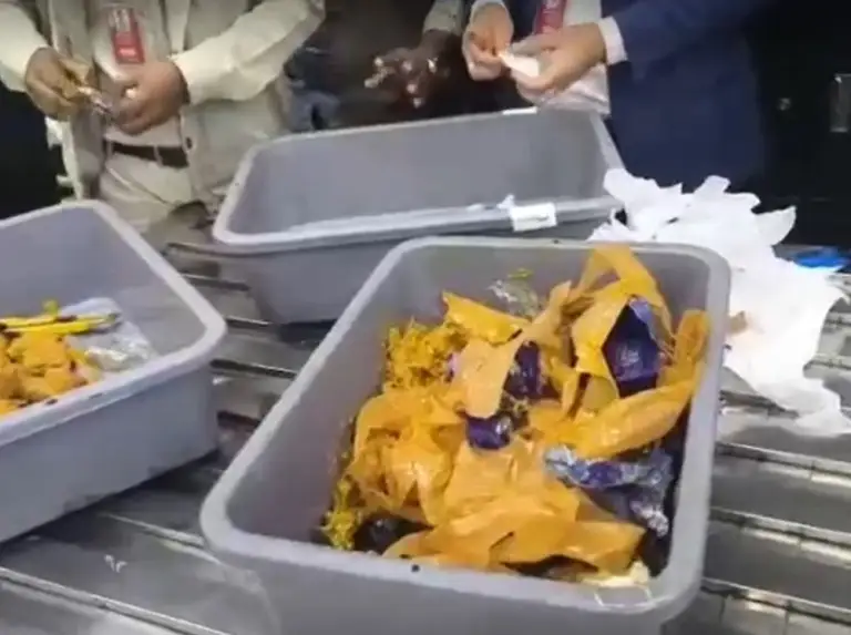 আচারের বয়ামে লুকানো স্বর্ণালংকার ও হীরা, শাহজালালে জ’ব্দ ২ কোটি ৭০ লাখ টাকার পণ্য