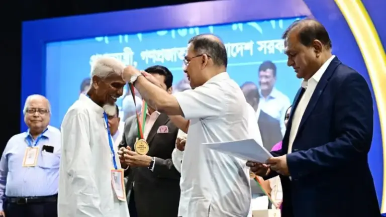 এক টাকার বিনিময়ে ৫২ বছর পড়ানো ‘এক টাকার মাস্টার’ পেলেন সম্মাননা