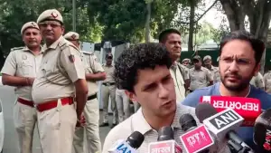 দিল্লি পুলিশকে ২৪ ঘণ্টার সময়সীমা দিল ককরোচ জনতা পার্টি